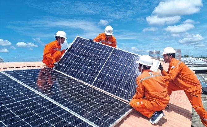Điện mặt trời áp mái vẫn chờ nắng
