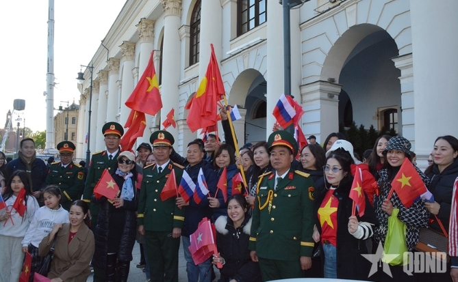 Bà con kiều bào và du học sinh tại Nga chào đón Đoàn QĐND Việt Nam tại Quảng trường Đỏ
