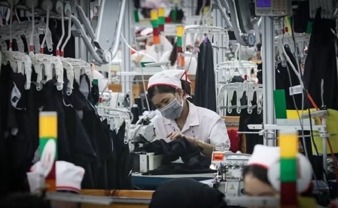 Áp lực thuế quan đè nặng, đơn hàng mới giảm mạnh