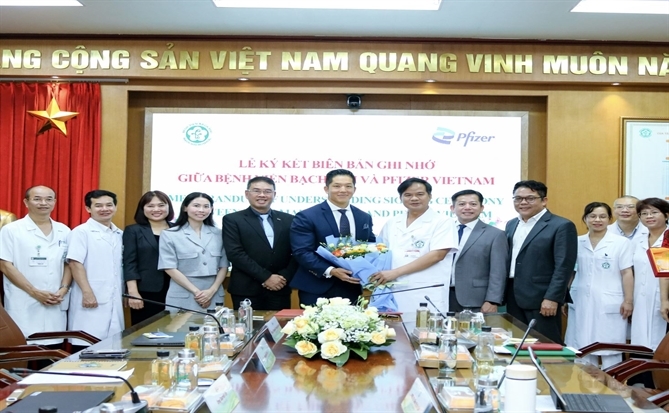 Pfizer Việt Nam và Bệnh viện Bạch Mai ký biên bản ghi nhớ tăng cường hợp tác chăm sóc sức khỏe