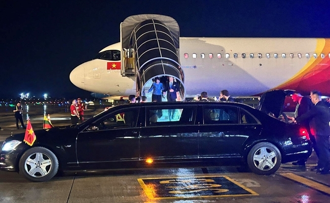 Tổng thống Litva đến Hà Nội trên chuyên cơ Vietjet