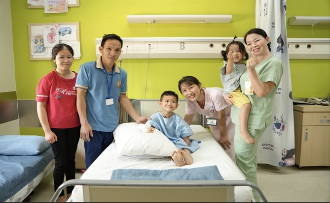 Hành trình tìm lại đôi tay lành lặn cho cậu bé mê hát dân ca