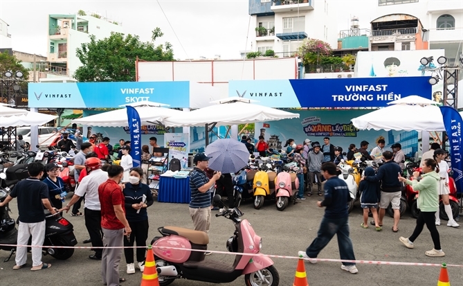 Người dân Hà Nội, TP.HCM, Hưng Yên nô nức đổi xe máy xăng lấy xe máy điện