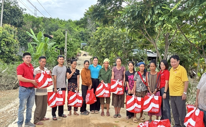 Siêu thị GO! Vinh trao 200 phần quà cứu trợ người dân vùng lũ Nghệ An