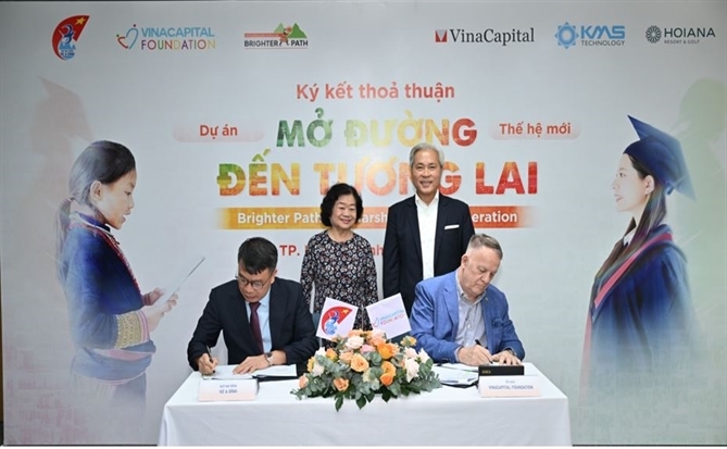 Quỹ học bổng Vừ A Dính khởi động dự án “Mở đường đến Tương lai – Thế hệ mới”