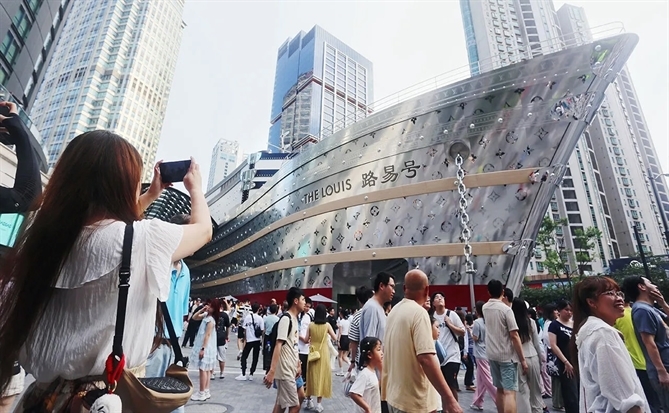 LVMH chao đảo giữa cơn sóng xa xỉ toàn cầu