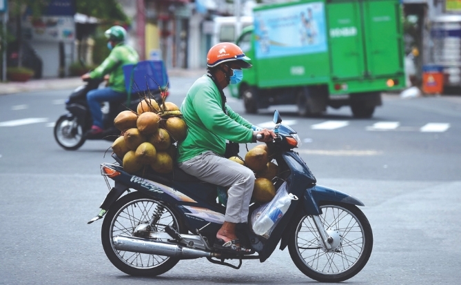 Chiếc xe nhỏ trong thành phố lớn
