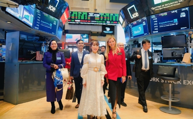 Tỉ phú Nguyễn Thị Phương Thảo gặp Chủ tịch Sàn giao dịch chứng khoán New York – Thị trường tăng 48 điểm