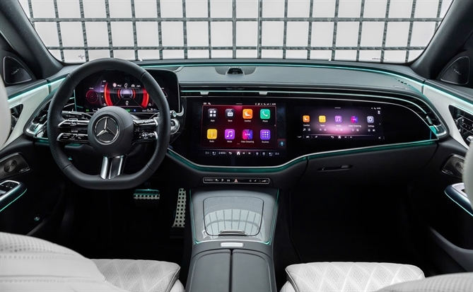 Triển lãm Mercedes-Benz E-class thế hệ mới tại Hà Nội