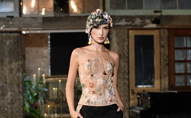 Mr Crazy & Lady Sexy của Việt Nam tỏa sáng tại New York Fashion Show