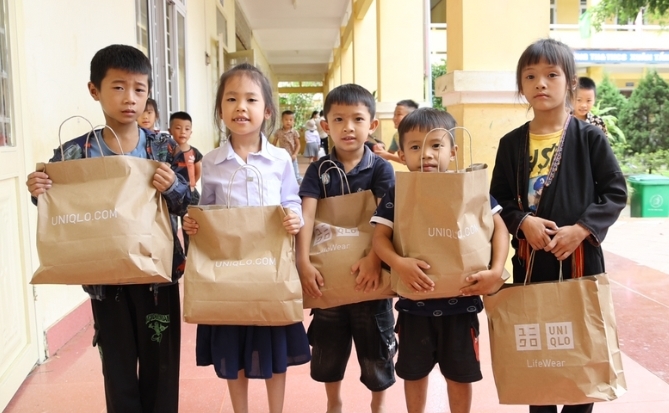 UNIQLO Việt Nam góp 1 tỉ đồng và 3.400 trang phục hỗ trợ khắc phục hậu quả bão lũ