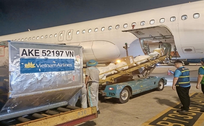Chung tay cùng miền Trung: Vietnam Airlines ủng hộ 5,5 tỷ và bay hàng cứu trợ khẩn cấp