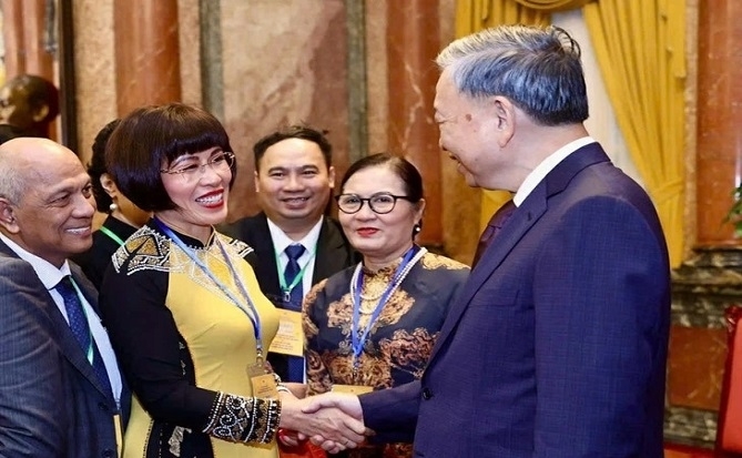 Đại diện kiều bào tại Hungary góp ý Dự thảo văn kiện Đại hội XIV của Đảng Cộng sản Việt Nam