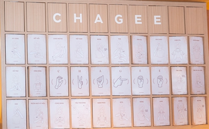 Cửa hàng trà sữa đầu tiên ở Việt Nam giao tiếp bằng ngôn ngữ ký hiệu