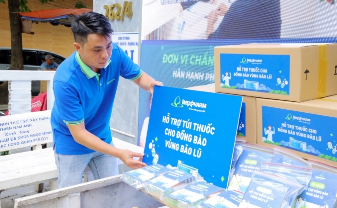 Imexpharm trao gửi hàng ngàn túi thuốc nghĩa tình đến bà con vùng lũ