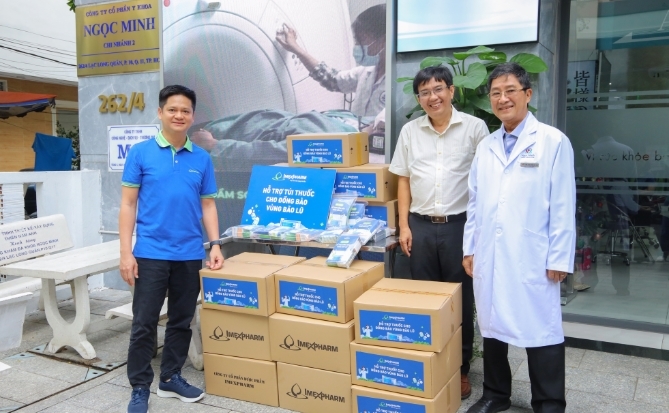 Imexpharm trao gửi hàng ngàn túi thuốc nghĩa tình đến bà con vùng lũ