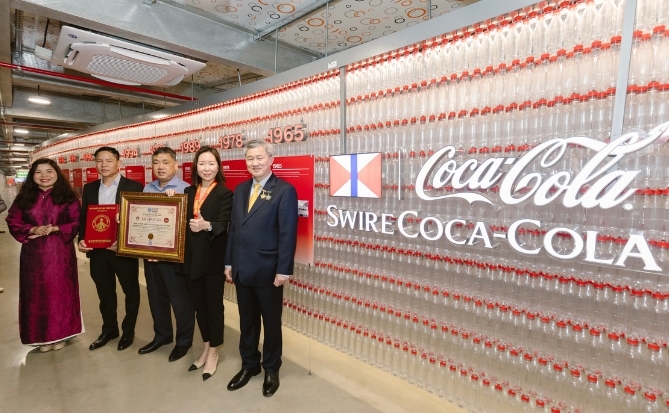 Coca-Cola Việt Nam xác lập kỷ lục Việt Nam với tác phẩm nghệ thuật làm từ bao bì nhựa tái chế lớn nhất