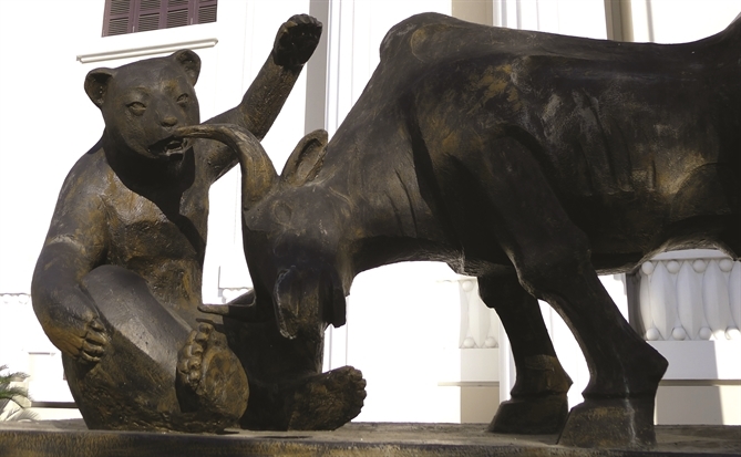 Lên sàn, xuống nợ