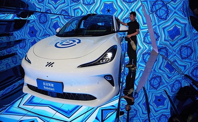 Robotaxi Trung Quốc đạp ga ra biển lớn