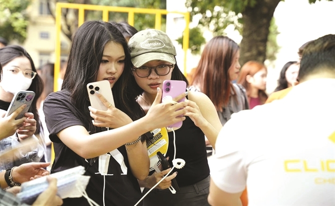 Soi ví tiền Gen Z qua iPhone 17