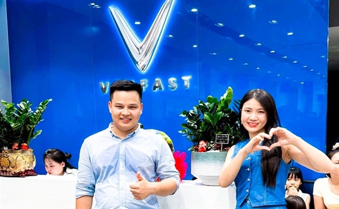 Doanh thu gần 100 tỉ đồng/năm, chủ chuỗi showroom tiết lộ lý do khách tin tưởng xe điện VinFast