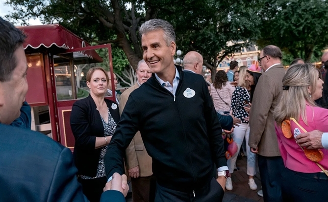 Người giữ lửa cho Disney Josh D’Amaro và canh bạc công viên