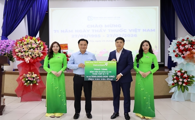 Vietcombank hỗ trợ 1 tỷ đồng thiết bị y tế, trao 200 suất quà tại Hóc Môn và Củ Chi