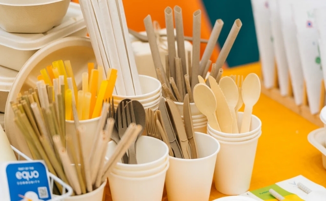 Bỏ nhựa, ngành F&B giữ khách thế nào?