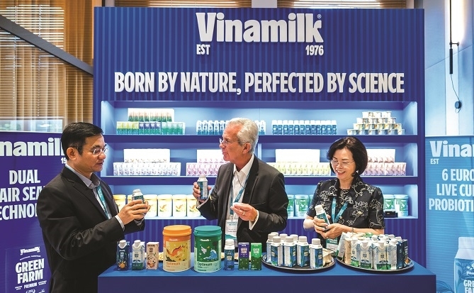 Từ ao làng ra biển lớn