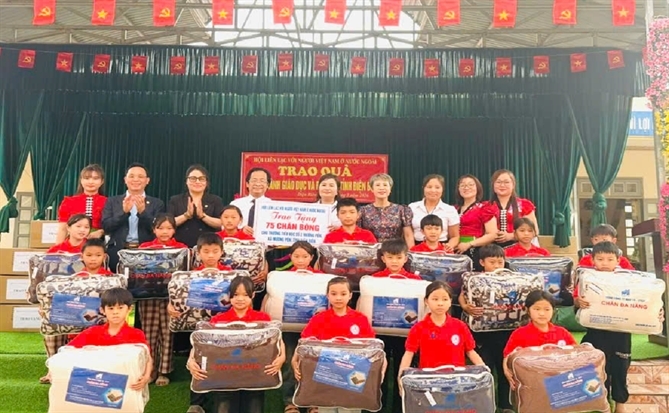 Hội Liên lạc với người Việt Nam ở nước ngoài: Chung tay “thắp sáng” giáo dục vùng biên