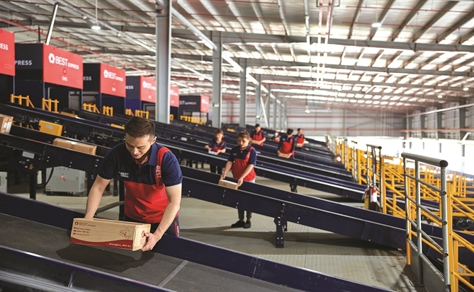 Bưu cục giữa 2 gọng kìm