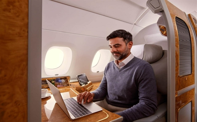 Emirates nâng tầm kết nối với Wi-Fi Starlink trên máy bay A380