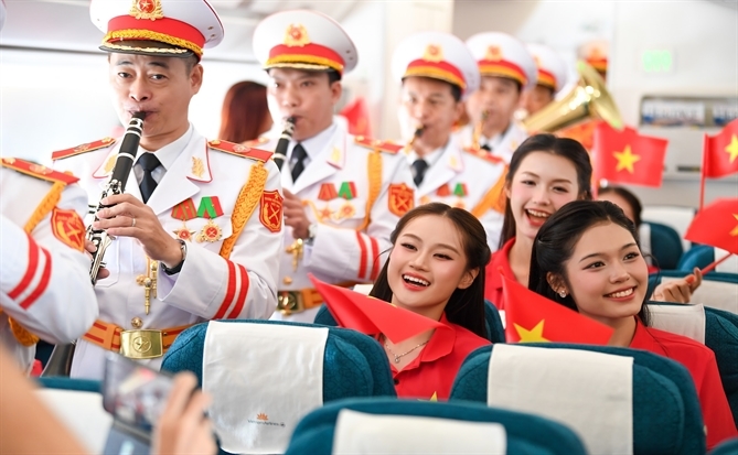 Tự hào Giai điệu Quốc khánh vang lên ở độ cao 10.000 mét