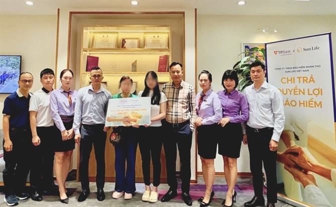 Sunlife chi trả 800 triệu đồng quyền lợi bảo hiểm cho gia đình khách hàng tham gia bảo hiểm qua TPBank